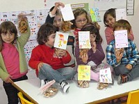 Crianas presenteiam idosos pelo Natal